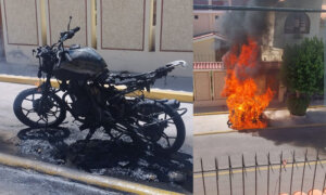 Extranjeros quemaron motocicleta.