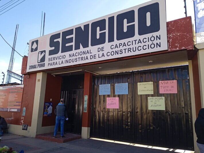 Estudiantes tomaron local de la institución.