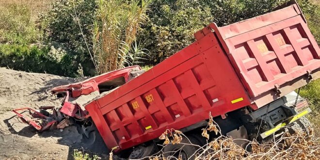 El conductor quedó atrapado en la cabina del vehículo.