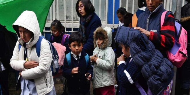 Escolares deben asistir a clases debidamente abrigados.