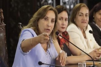 Dina Boluarte reitera quedarse hasta el 2026.