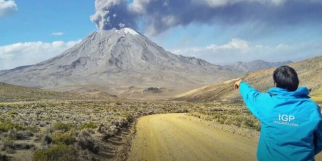 Volcán Ubinas vuelve a emitir cenizas de 2 mil metros de altura