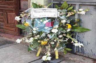 Dejan ofrenda fúnebre en vivienda de dirigente.