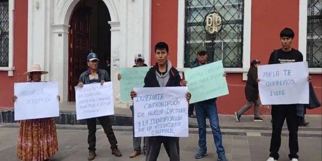 Esposo de Mirla encabezó protestas y hasta hicieron una pollada pro fondos.