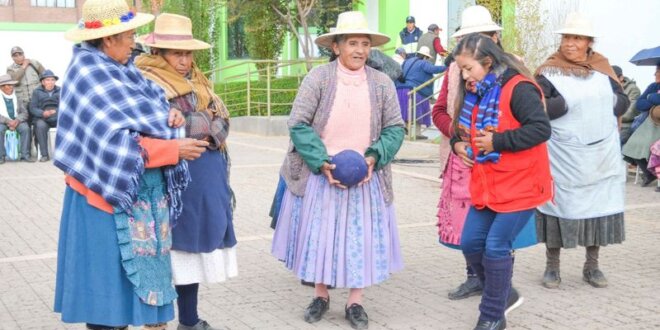 Adultos mayores estuvieron presentes.