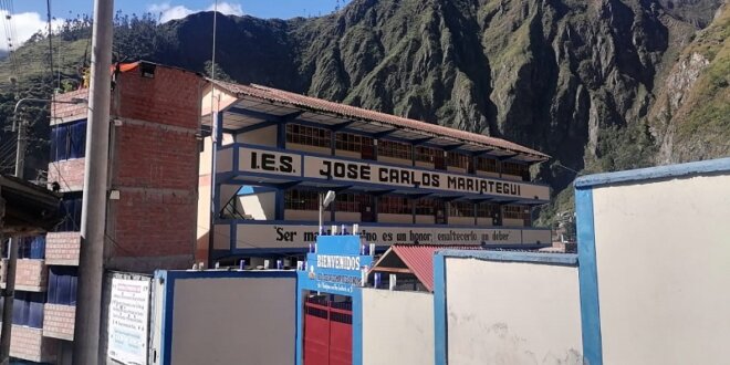 Estudiantes encontraron su colegio cerrado sin previo aviso.