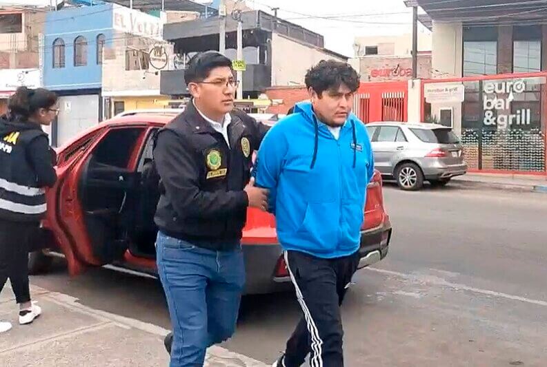 Policías y fiscal Luis Valdez detuvieron a individuo en camioneta este lunes.