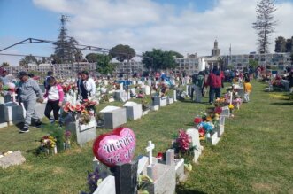 Cientos de familias acudieron a cementerio en el Día de la Madre.