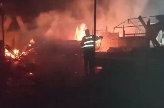 Incendio afectó material que era para la confección de carpetas.