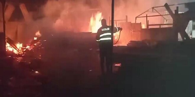 Incendio afectó material que era para la confección de carpetas.