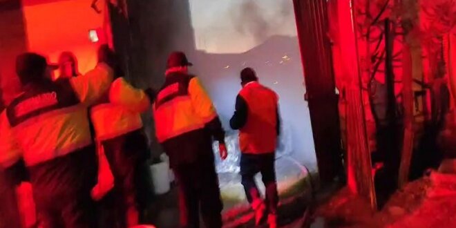 Incendio habría sido provocado por la explosión de un balón de gas.