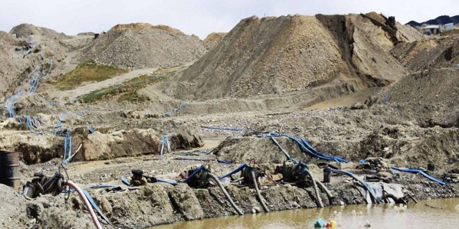 Puno y Madre de Dios, operan con chutes y dragas.