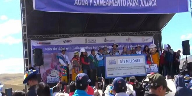 Ministra de Vivienda entregó cheque para obra.