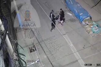 Mujer lanzó una patada a uno de los delincuentes.