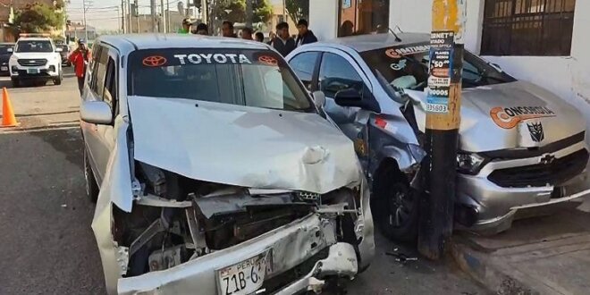 Fuerte choque generó que uno de los vehículos termine sobre una vereda.