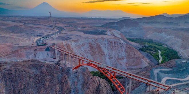 Construcción del puente de la autopista Arequipa - La Joya fue paralizada.