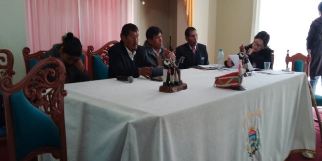 Regidores debaten vacancia del alcalde de Vilquechico.