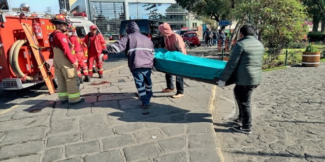 Cuerpo de víctima fue rescatado por bomberos.