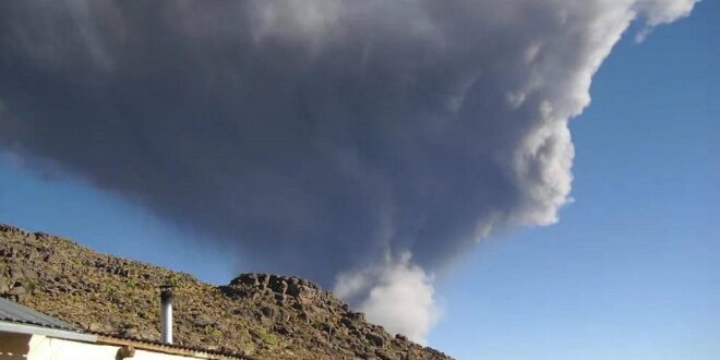 Volcán Ubinas volvió a emitir columnas de cenizas.