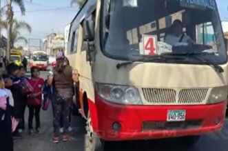 Niños protestaron por actitud de conductor de bus de ruta 4.