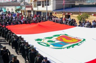 Pabellón nacional fue paseado desde el Paseo Cívico hasta la plaza de la Bandera.