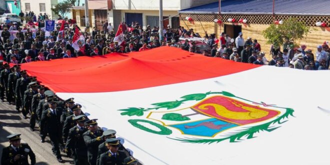 Pabellón nacional fue paseado desde el Paseo Cívico hasta la plaza de la Bandera.