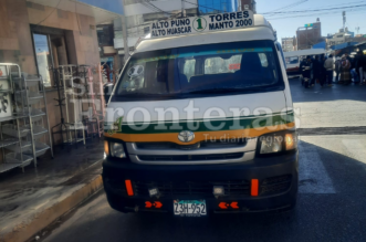 Combi de servicio urbano atropella a anciano.