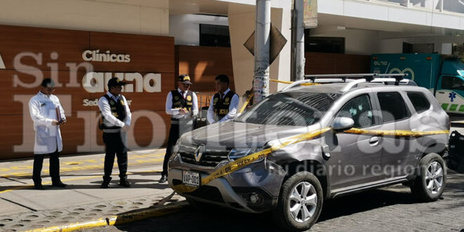 Al interior del vehículo del empresario se halló tres balas.