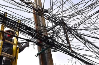 Ciudadanos corren riesgo por cables caídos en calles y avenidas del Cercado.