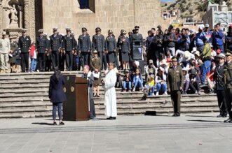 Duras palabras del obispo en el Día de la Bandera hizo reflexionar a los asistentes.