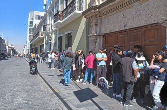 Ciudadanos realizan largas colas para canjear una entrada para la Serenata a Arequipa.