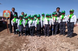 Estudiantes celebraron nuevo aniversario con desfile.