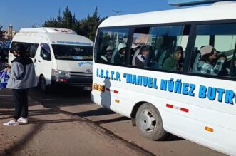 Estudiantes abordaron vehículos para viajar a Puno.