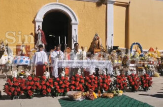 Misa se realiza en el frontis de la parroquia San Felipe del distrito de Caracoto.