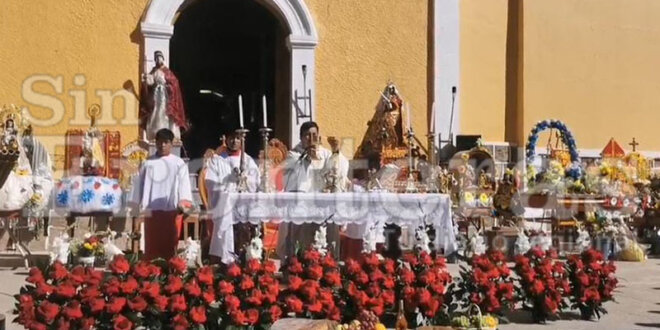 Misa se realiza en el frontis de la parroquia San Felipe del distrito de Caracoto.