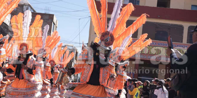 Decenas de danzantes de morenada participaron de pasacalle.