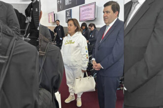 Dina Boluarte se puso una bolera y un buzo para saludar al embajador de Perú en Francia.