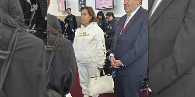 Dina Boluarte se puso una bolera y un buzo para saludar al embajador de Perú en Francia.