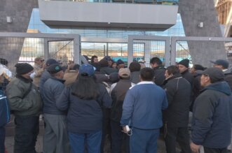 Trabajadores de la UNA protestan contra rector.