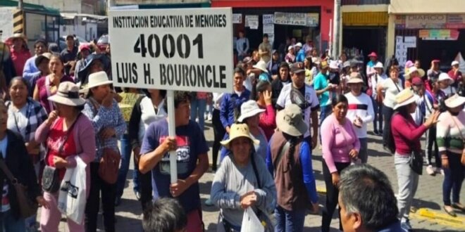 Padres de familia realizaron protesta en la comuna de Arequipa.