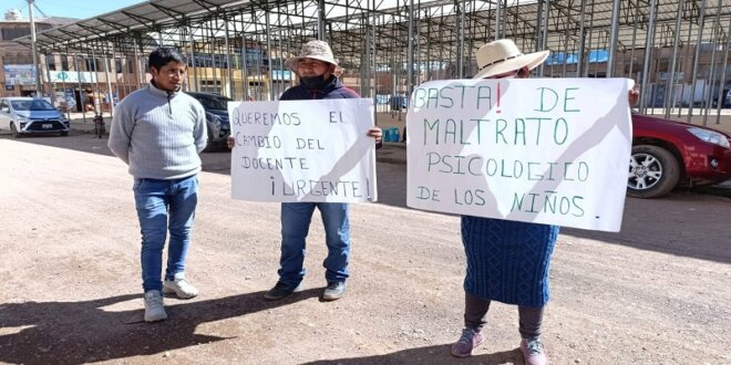 Padres de familia reclamaron en la puerta de la UGEL.