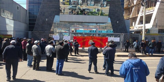 Trabajadores de la universidad protestaron en exteriores de la UNA.
