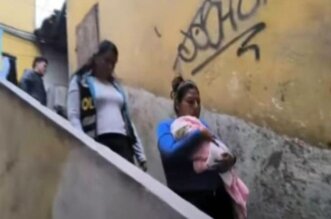 Policía rescata a una mujer y su bebé.