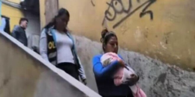 Policía rescata a una mujer y su bebé.