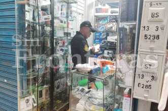 Policía investiga el robo ocurrido dentro de tienda de celulares.