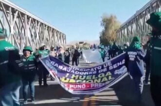 En Moquegua, los trabajadores del SENASA bloquearon por varios minutos el puente Montalvo.