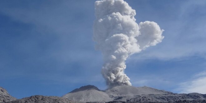 Emisión de gases y cenizas del volcán alcanzó hasta 2.000 metros sobre cima del cráter.
