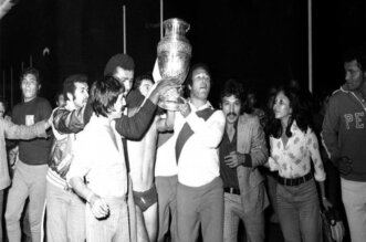 Los jugadores peruanos y el trofeo de la Copa América 1975