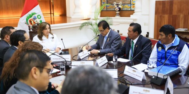 Dina Boluarte se reunió con alcaldes de San Román.