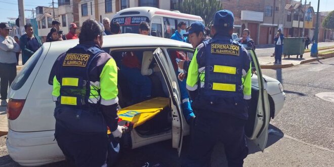 Rescatan a mujer atrapada en su auto.